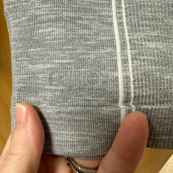 Ryka women’s cropped ribbed compression leggings. Size medium - Picture 5 of 5